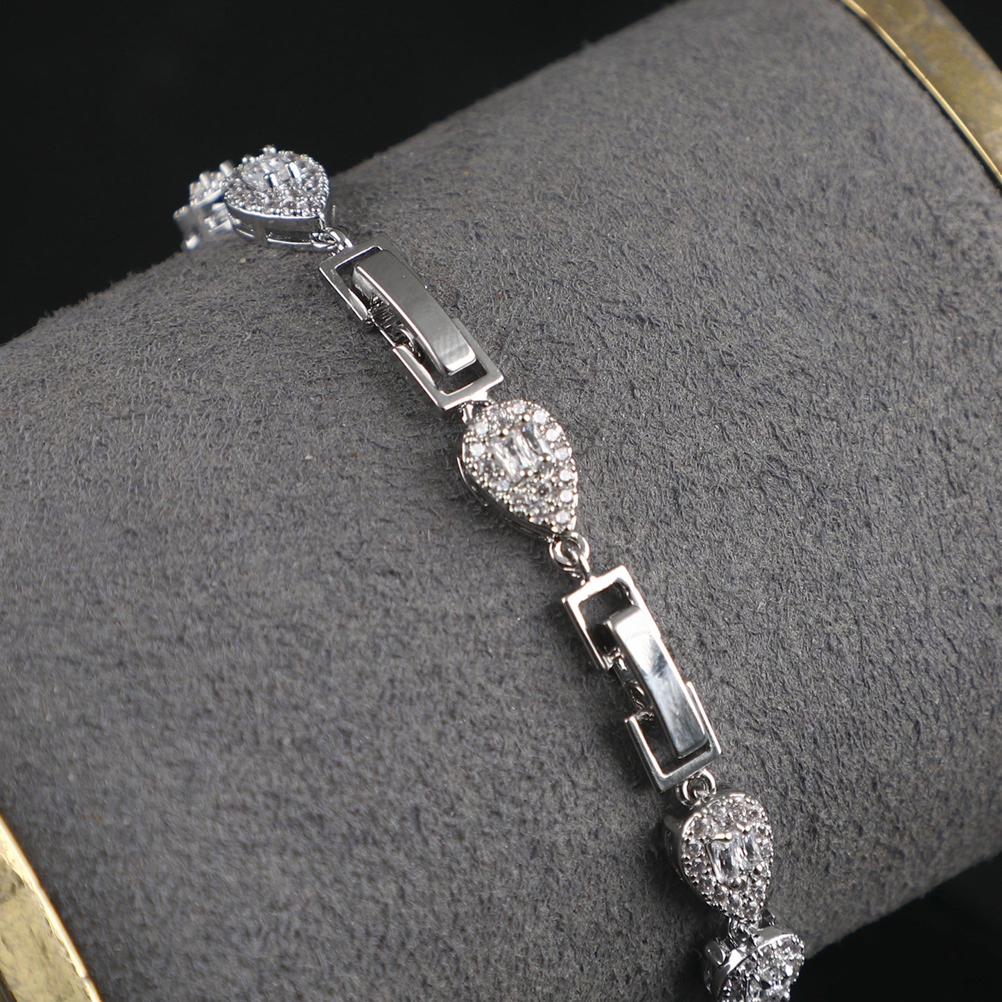 European and American sources: copper material, elegant temperament bracelet, white gold pear-shaped, detachable personality chain, full of zircon hand ornaments