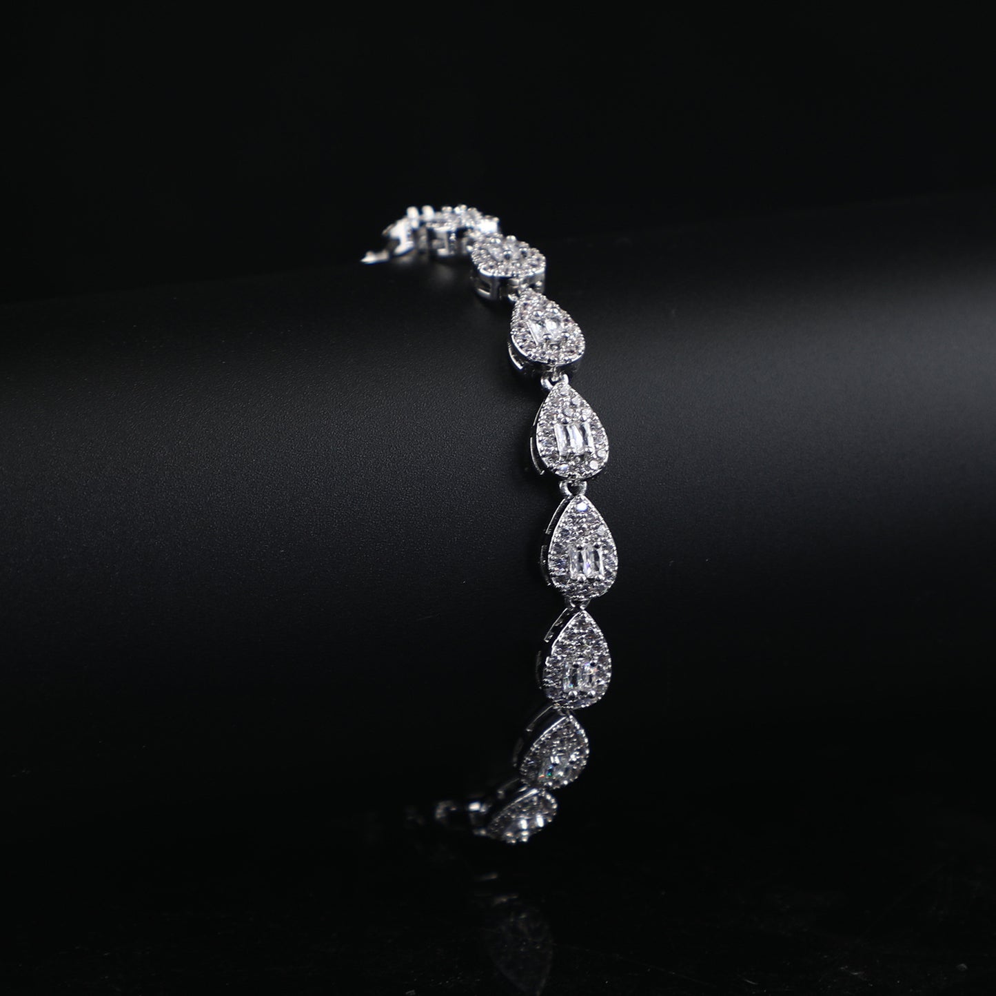 European and American sources: copper material, elegant temperament bracelet, white gold pear-shaped, detachable personality chain, full of zircon hand ornaments