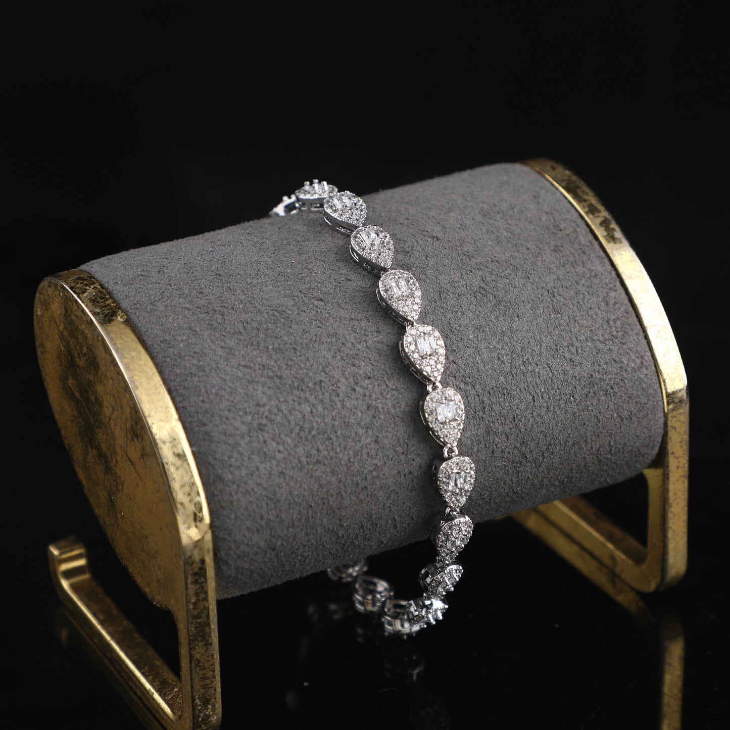 European and American sources: copper material, elegant temperament bracelet, white gold pear-shaped, detachable personality chain, full of zircon hand ornaments