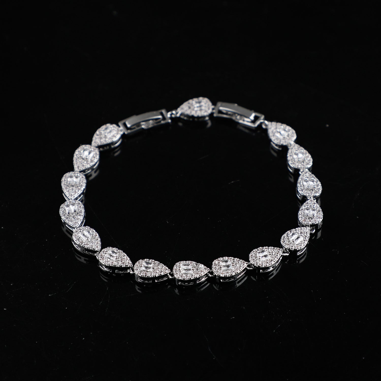 European and American sources: copper material, elegant temperament bracelet, white gold pear-shaped, detachable personality chain, full of zircon hand ornaments
