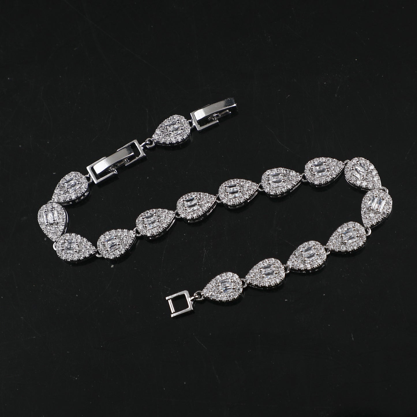 European and American sources: copper material, elegant temperament bracelet, white gold pear-shaped, detachable personality chain, full of zircon hand ornaments