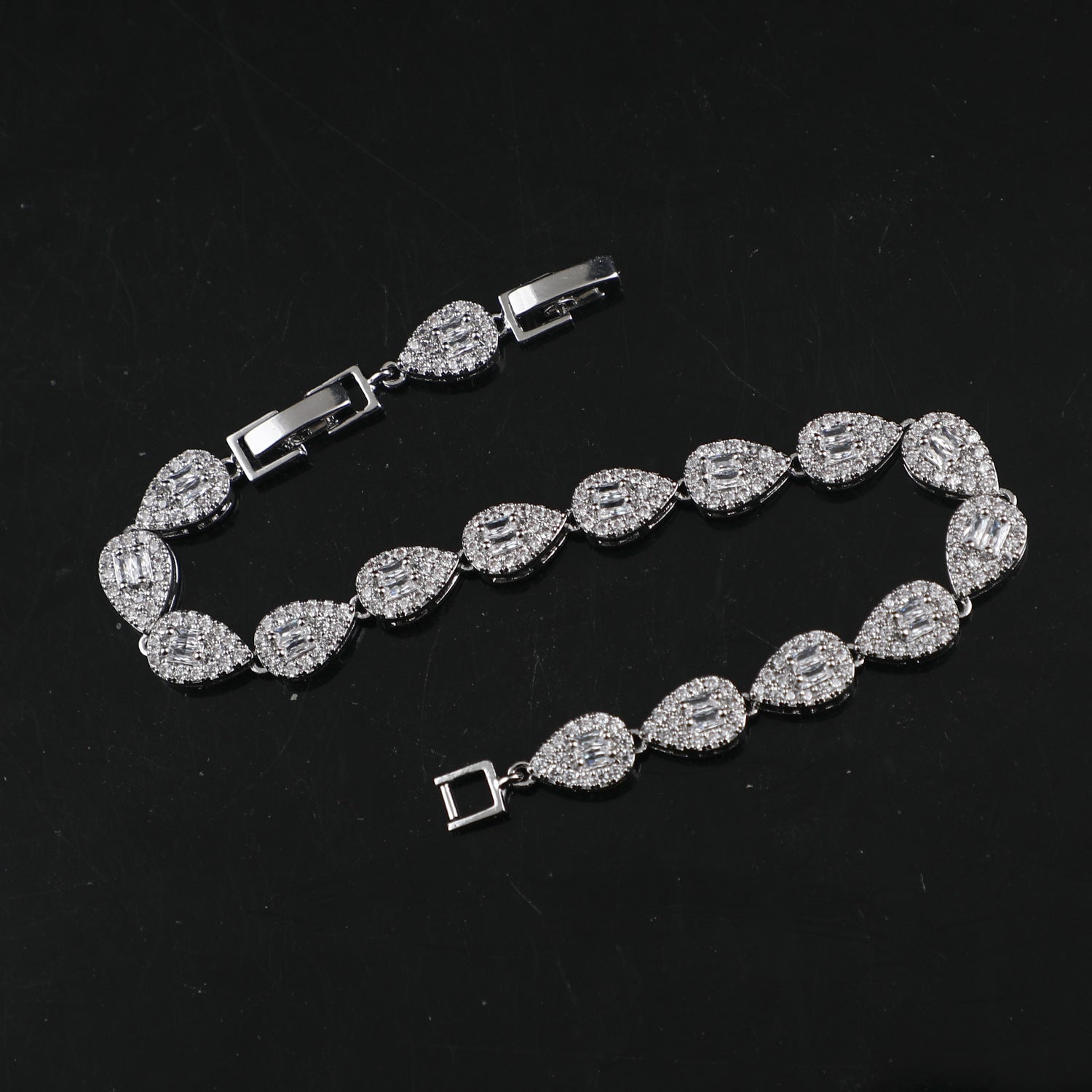 European and American sources: copper material, elegant temperament bracelet, white gold pear-shaped, detachable personality chain, full of zircon hand ornaments